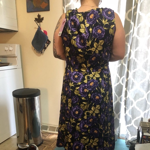 Lady Voluptuous - Picture 2 of 3